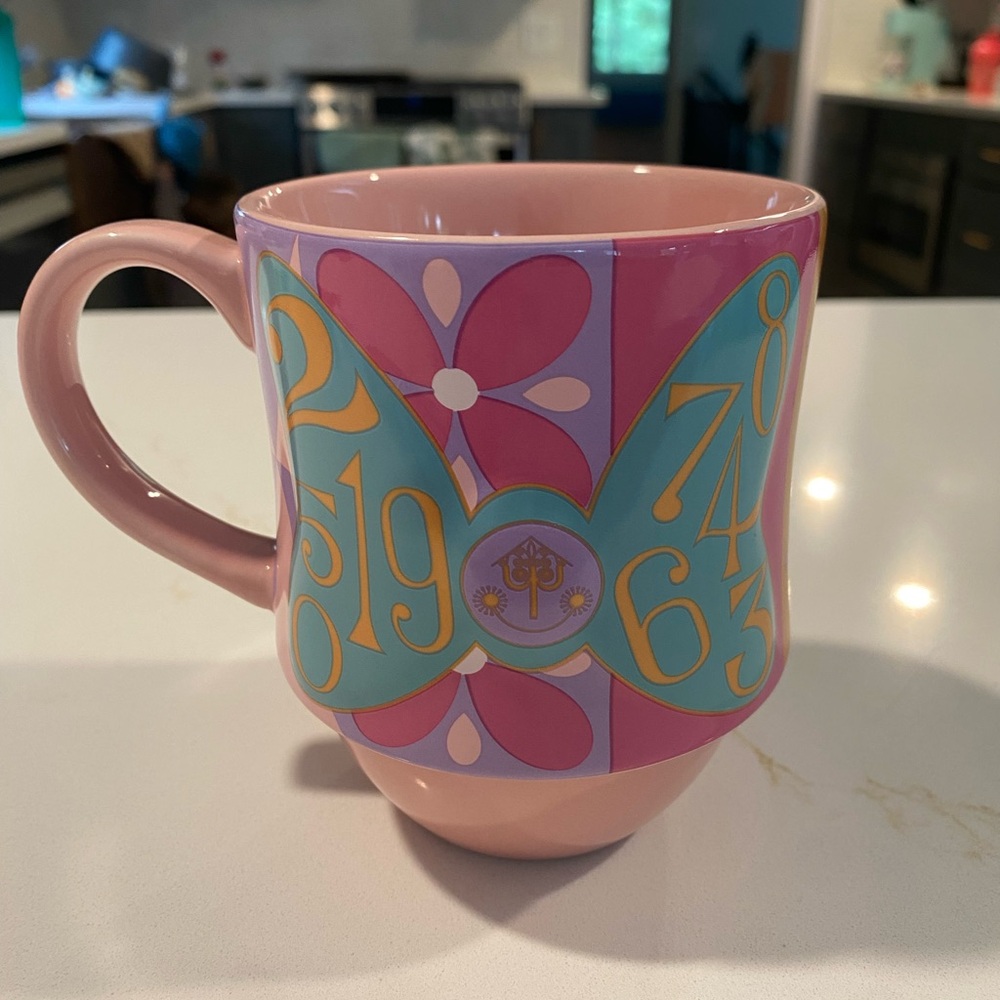 Minnie Mouse The Main Attraction limited edition It’s a small world